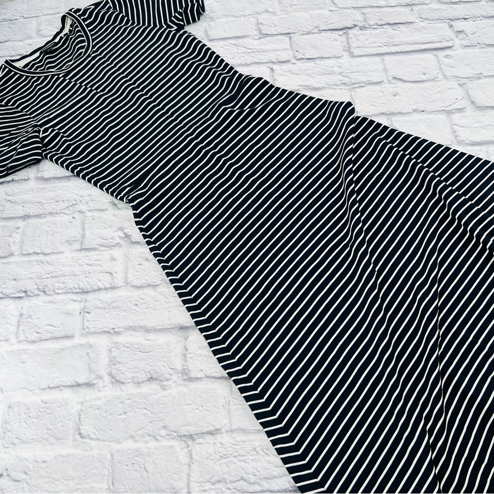 Club Monaco Black and White Striped Maxi Dress Medium Short Sleeve Summer Style